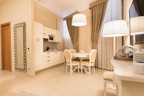 Familie appartement | Privékeuken | Een koelkast, een microgolfoven, een waterkoker, een kinderstoel