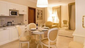 Appartamento Superior | Cucina privata | Frigorifero, microonde, bollitore elettrico, seggiolone