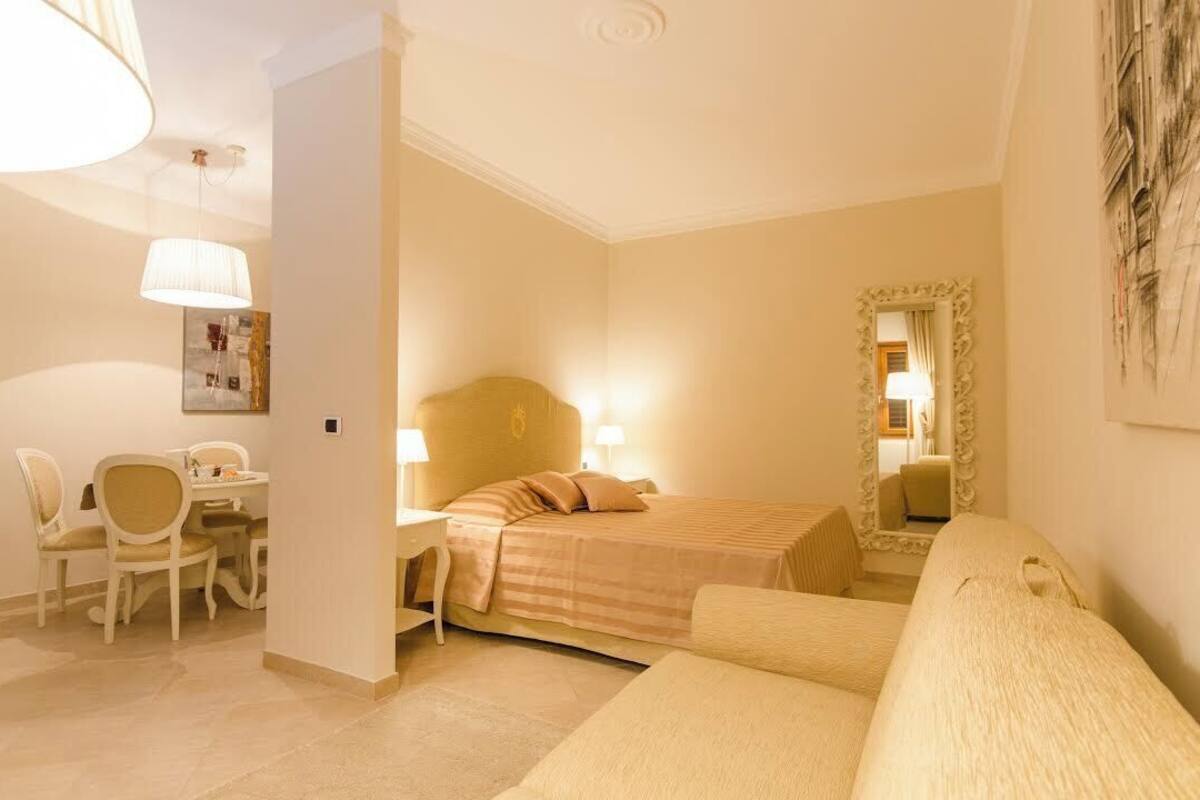 Een hotelkamer met een bed, een bureau en een stoel.