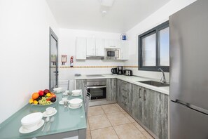 Cafetera y tetera, refrigerador, microondas y horno