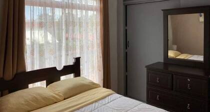 Charming 2-bedroom house with AC and WiFi in a quaint neighborhood.