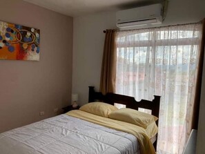 2 bedrooms, WiFi, bed sheets - Charming 2-bedroom house with AC and WiFi in a quaint neighborhood. (Grecia)