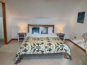 2 bedrooms, desk, iron/ironing board, free WiFi - Luxury Apartment in absolutely stunning seafront location, Isle of Skye. (Isle of Skye)