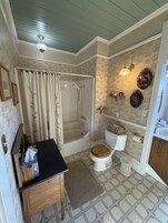 Quarto, várias camas | Banheiro | Toalhas de banho, papel higiênico