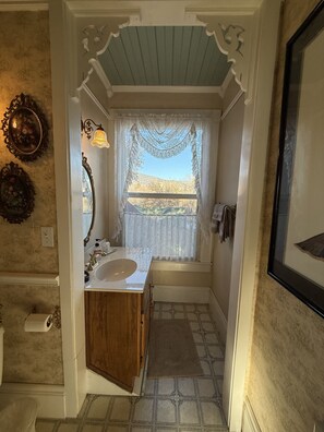 Zimmer, Mehrere Betten | Badezimmer