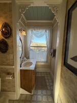 Habitación, varias camas | Baño | Toallas y papel higiénico