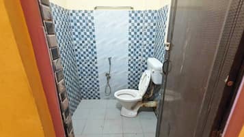 Chambre Double Confort | Salle de bain | Douche, serviettes fournies, savon, shampoing