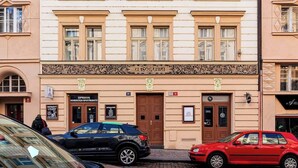 Un immeuble à plusieurs étages, de style architectural classique, caractérisé par des décorations élaborées et de nombreuses fenêtres.