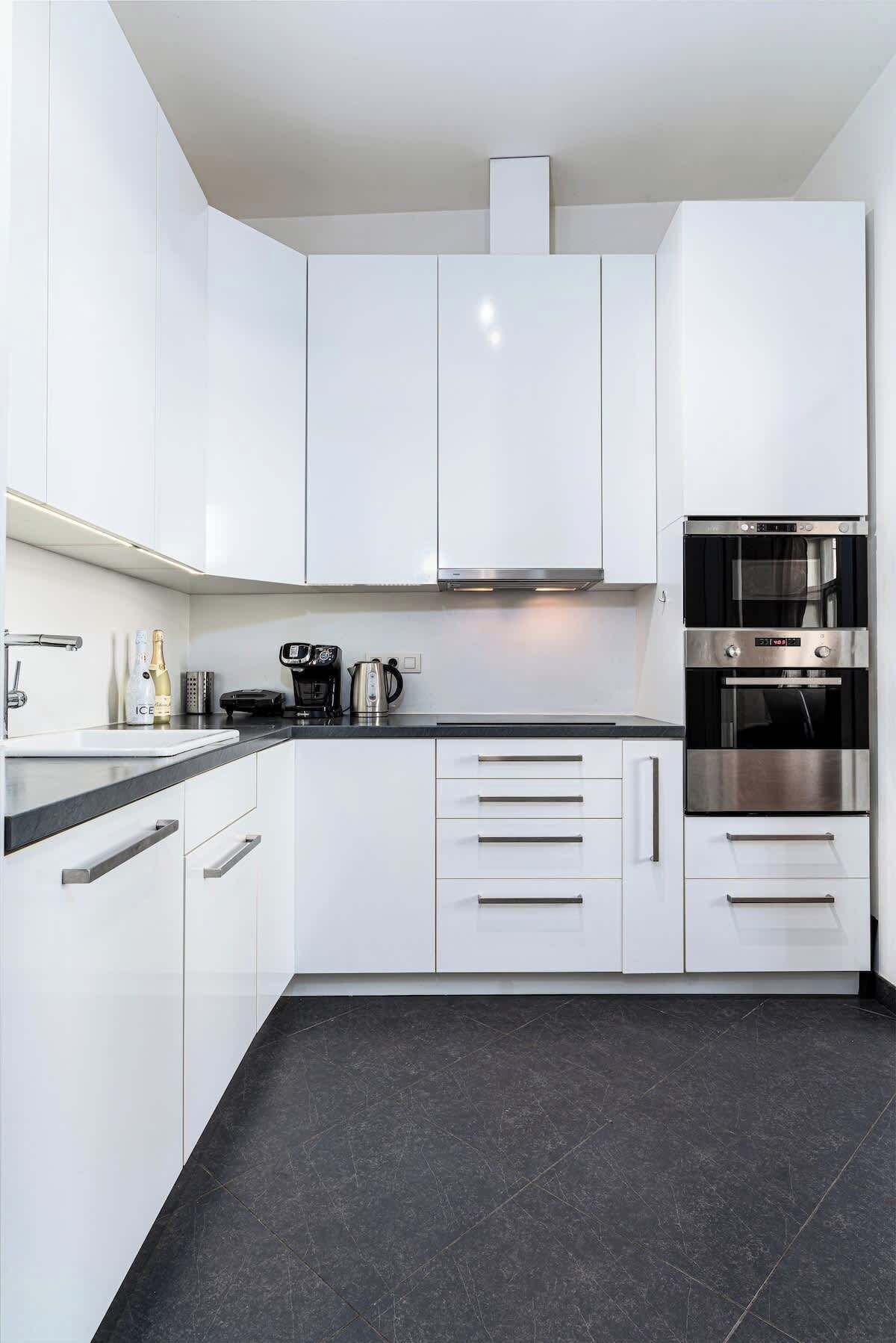 Kylskåp, mikrovågsugn, ugn och spishäll