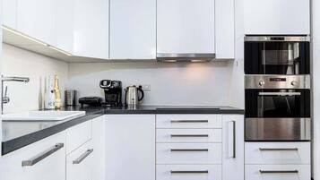 KylskÄp, mikrovÄgsugn, ugn och spishÀll