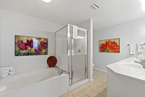 Condo, 1 cama King size y sofá cama (Windemere 1206) | Baño | Shampoo y papel de baño 