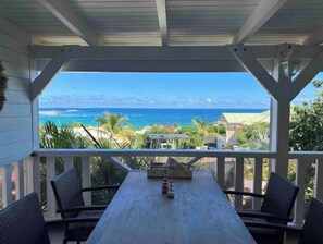 Outdoor dining - Charming 2-bedroom house in welcoming Saint Martin with AC, WiFi (saint martin)