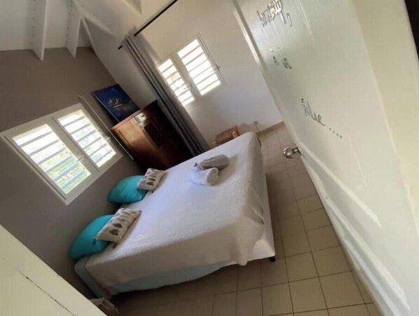 2 habitaciones, tabla de planchar con plancha, wifi y ropa de cama 