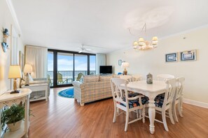 Appart'hôtel, 1 très grand lit et 1 canapé-lit (Perdido Towers East 503) | Coin séjour | Télévision