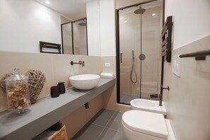 Douche, sĂšche-cheveux, bidet, serviettes fournies