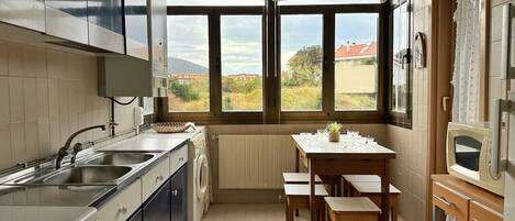 Réfrigérateur, micro-ondes, cafetière/bouilloire, grille-pain