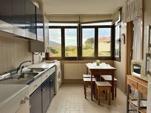 Réfrigérateur, micro-ondes, cafetière/bouilloire, grille-pain