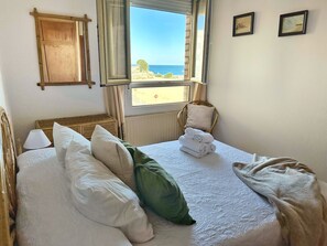 3 chambres, fer et planche à repasser, draps fournis