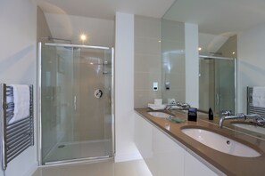 Bruser, hårtørrer, håndklæder, Toiletpapir