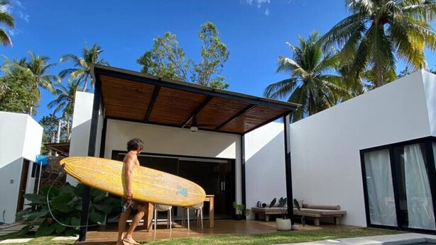 A modern house with a pool, a covered patio, and palm trees. - Villa Uma • 50m to Zonte wave • 2Bdr (El Zonte)