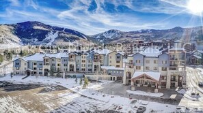 Exterior - 424B Skier's dream King hotel room w/private deck pool hot tub gym @ base of Mtn (Park City)