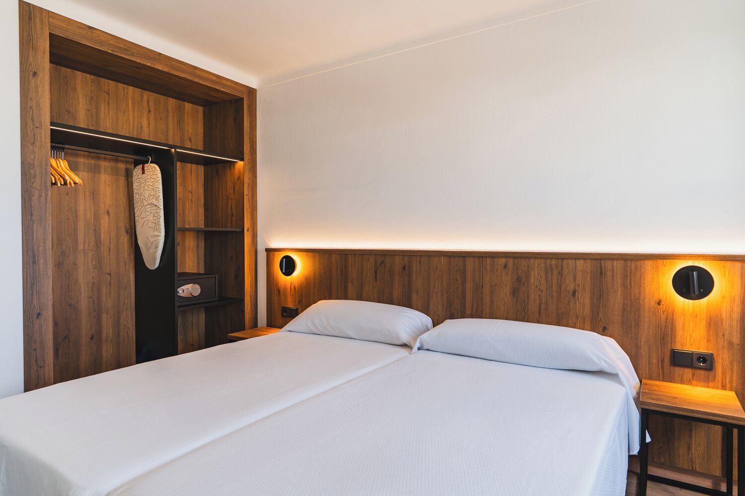 Iron/ironing board, free WiFi, bed sheets