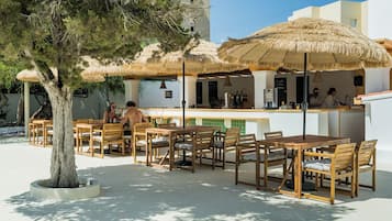 Bar en la piscina