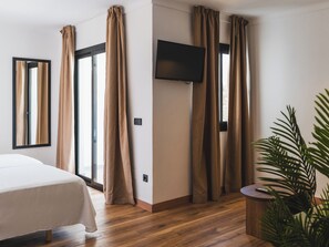 Tabla de planchar con plancha, wifi gratis y ropa de cama