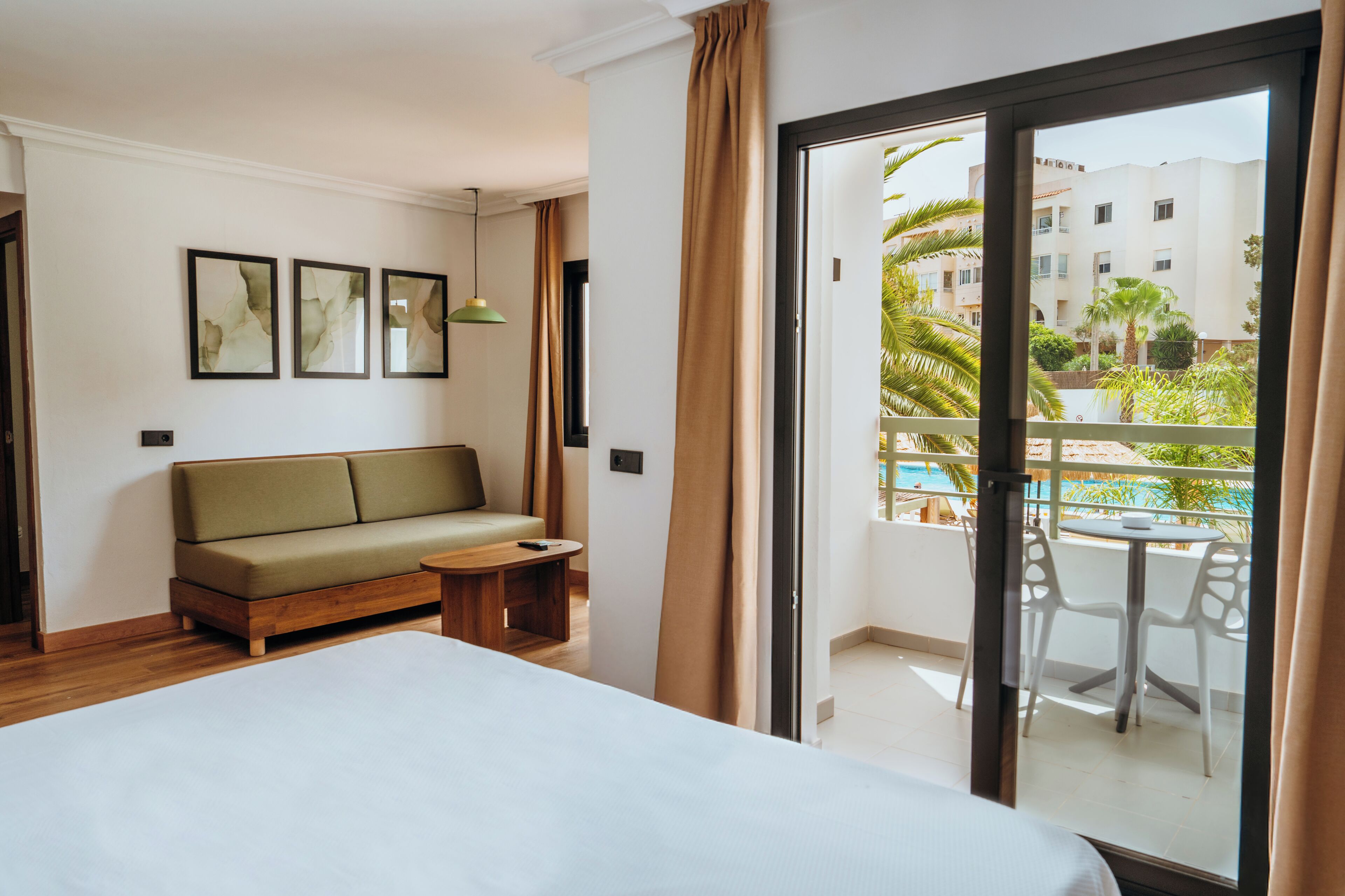 Estudio superior | Tabla de planchar con plancha, wifi gratis, ropa de cama