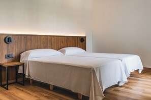 Tabla de planchar con plancha, wifi gratis y ropa de cama 