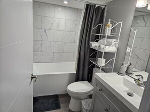 Towels, soap, toilet paper - Luxurious 2 Bdrm Suite ~ North Edmonton (3min to Anthony Henday/Manning Dr) (Edmonton)