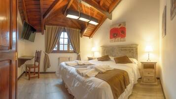 Departamento presidencial, vista al jardín | Caja de seguridad en la habitación y wifi gratis