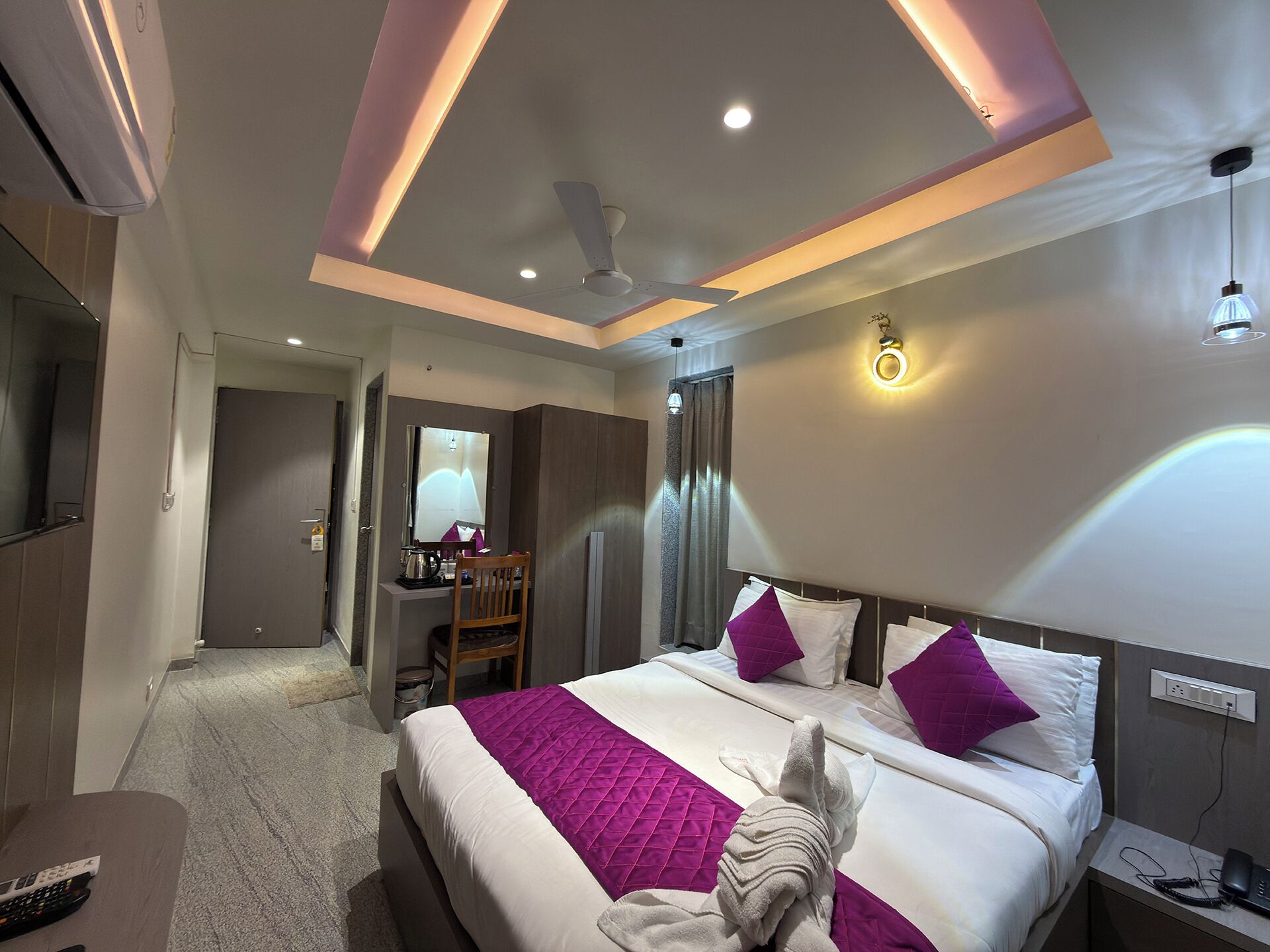 Bureau, espace de travail pour ordinateur portable