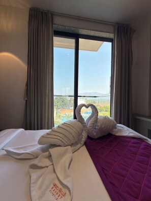 Daksh Bliss | Desk, laptop workspace, soundproofing, bed sheets - Daksh The Valley Resort - Saputara (Ahwa)