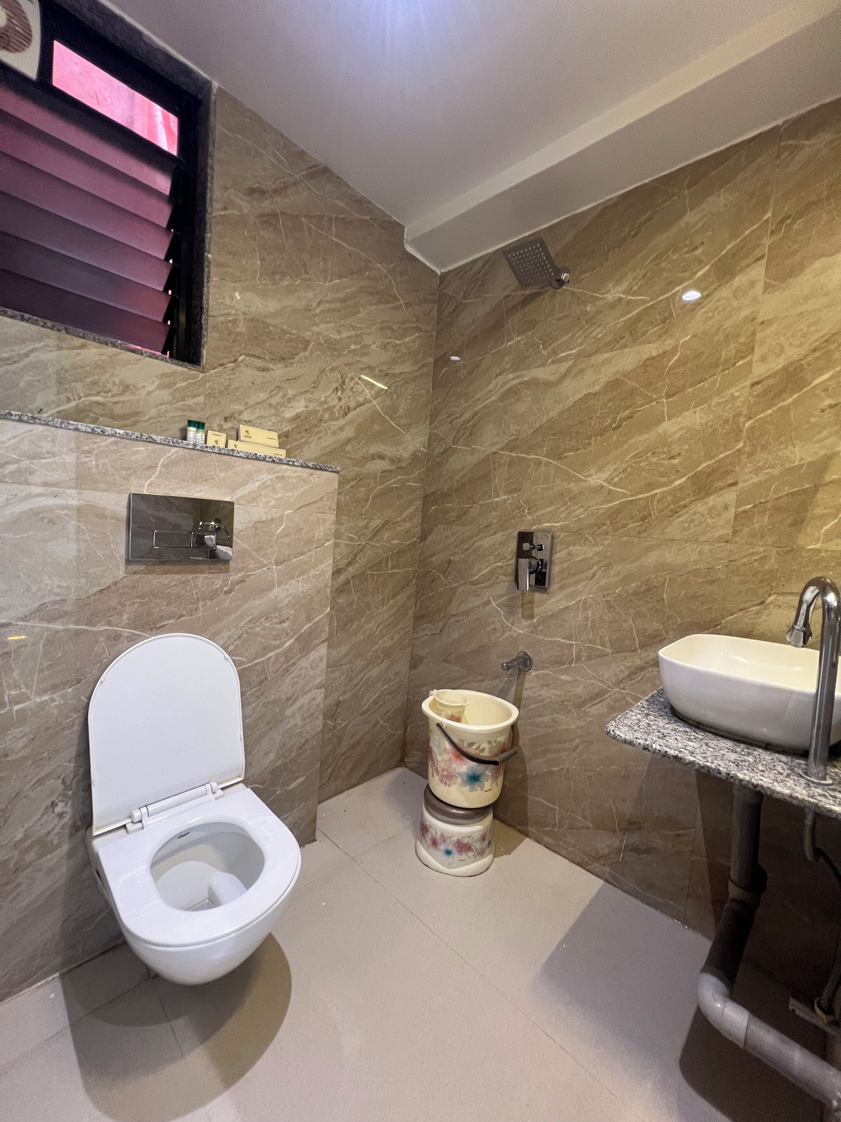 A bathroom with a toilet, bidet, and sink.