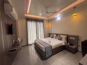Desk, laptop workspace, soundproofing, bed sheets - Daksh The Valley Resort - Saputara (Ahwa)