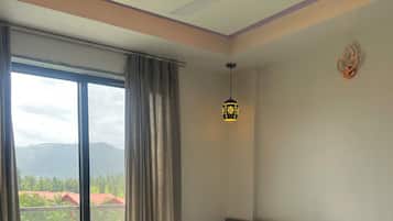 Suite Deluxe | Escritorio, espacio para trabajar con laptop y insonorización