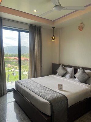 Deluxe-suite | Skrivebord, arbejdsområde til bærbare computere, lydisolering, sengetøj