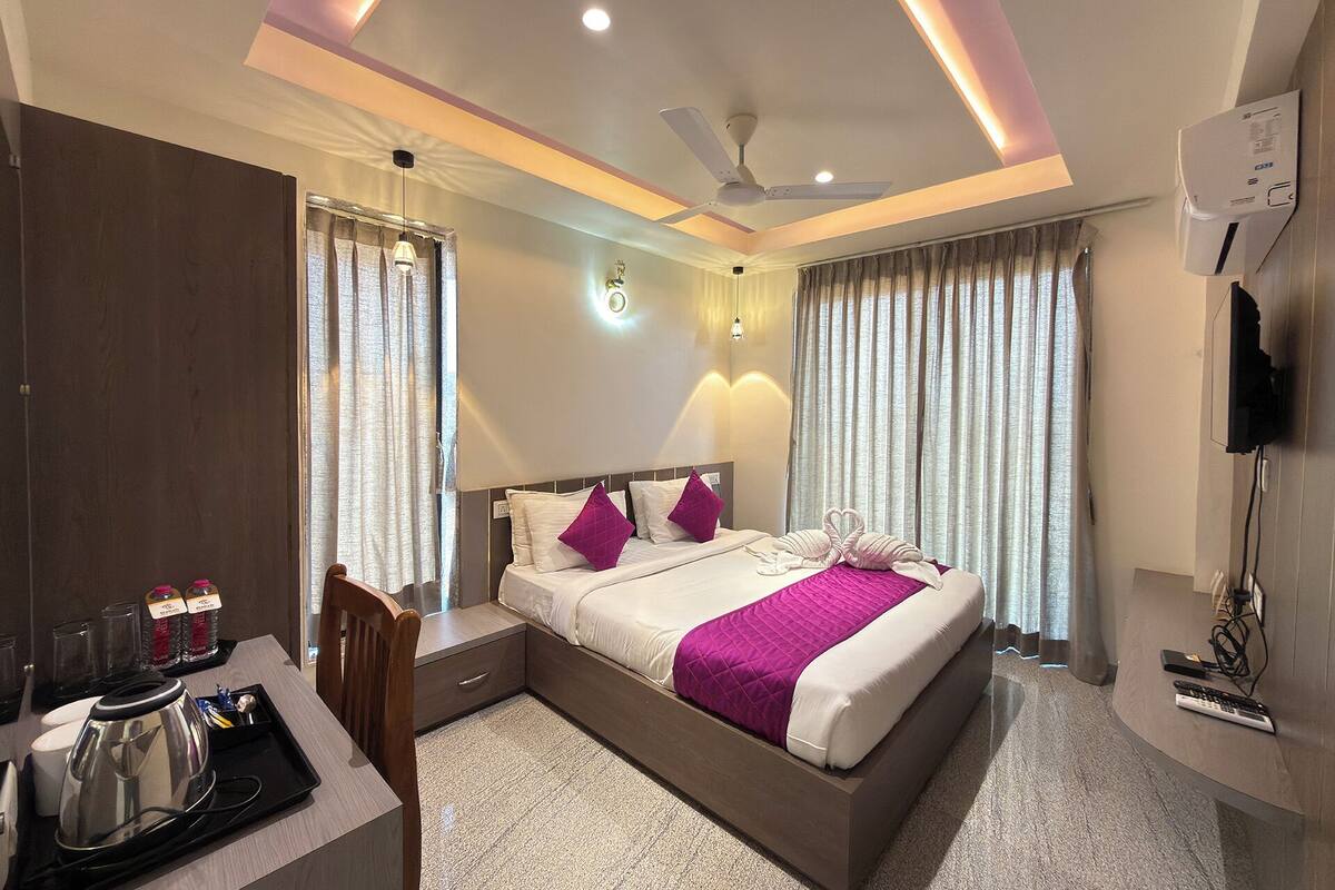Desk, laptop workspace, soundproofing, bed sheets
