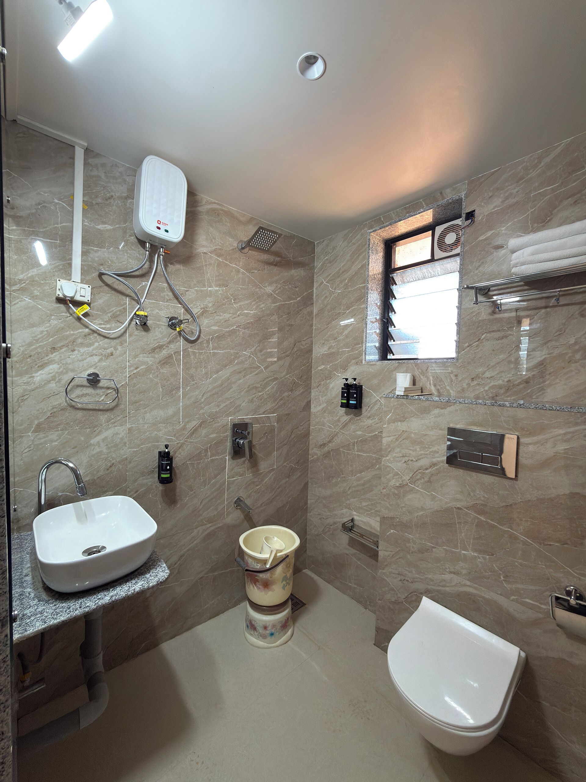 Un baño moderno con lavamanos, inodoro y ducha.