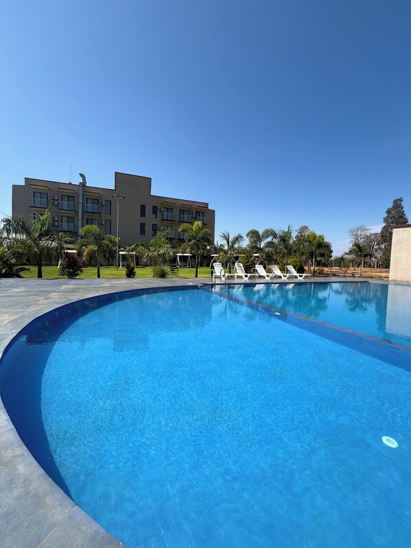 Swim-up bar - Daksh The Valley Resort - Saputara (Ahwa)