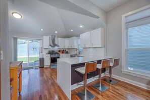 Private kitchen - Stylish Modern 3-bedroom house Downtown Indianapolis (Indianapolis)