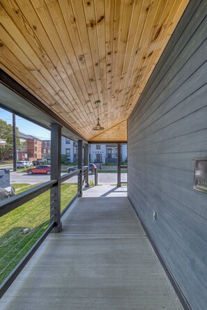 Property grounds - Stylish Modern 3-bedroom house Downtown Indianapolis (Indianapolis)