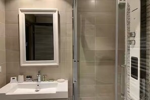 Een douche, een haardroger, handdoeken, toiletpapier