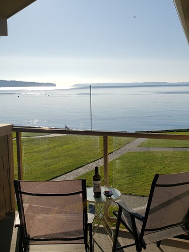 Chic 2-bedroom beachfront condo on Mutiny Bay with water views