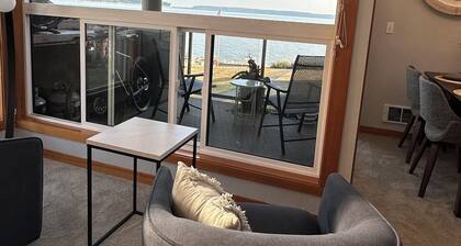 Chic 2-bedroom beachfront condo on Mutiny Bay with water views
