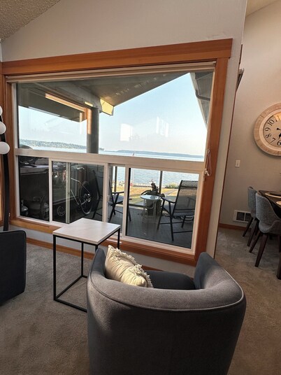 Chic 2-bedroom beachfront condo on Mutiny Bay with water views