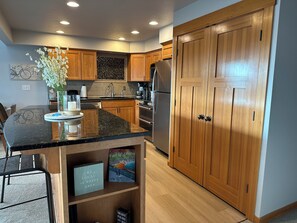 Een koelkast, een magnetron, een oven, een kookplaat