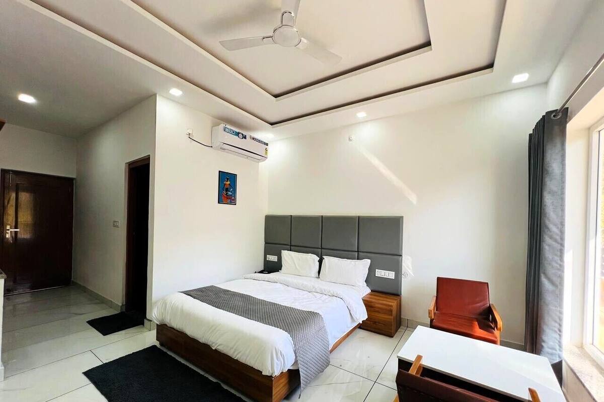 Deluxe Room, Hill View | 1 bedroom, laptop workspace, soundproofing, free WiFi
