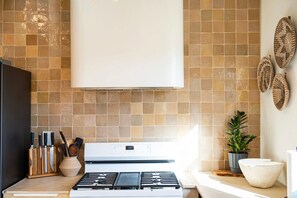 Een koelkast, een magnetron, een oven, een kookplaat